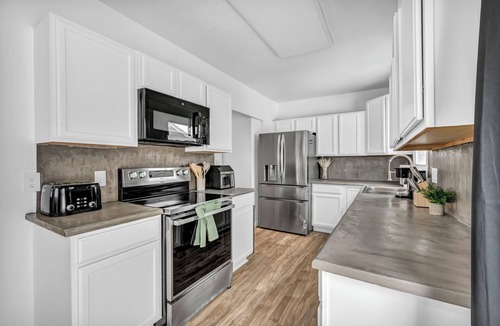 Akron House | Modern Stylish Urban Haven with 4 Bedrooms & 2 Baths + Dog Friendly