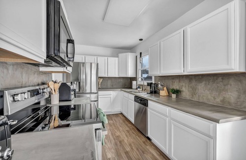 Akron House | Modern Stylish Urban Haven with 4 Bedrooms & 2 Baths + Dog Friendly