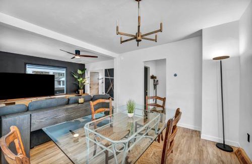 Akron House | Modern Stylish Urban Haven 4 Bedroom 2 Bath - Dog Friendly