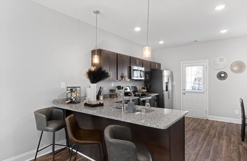 Clarksville Condo | Modern Townhome, King Bed, Near Shops & I-24. 25 Mins to Ft. Campbell