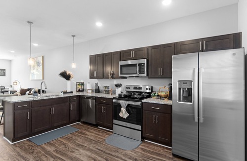 Clarksville Condo | Modern Townhome, King Bed, Near Shops & I-24. 25 Mins to Ft. Campbell