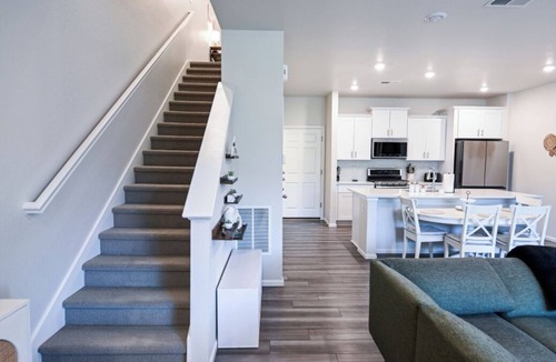 Aurora House | Modern Townhome Near Airport & Gaylord