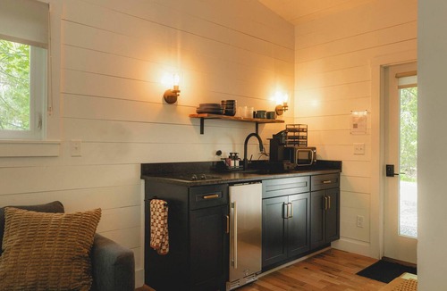 Freeport Cabin | Modern woods cabin w/full bath & kitchen - 01