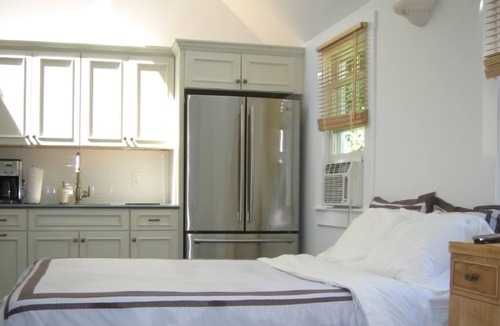 Commercial Street Apartment | Montello Cottage - The Pefect West End Location
