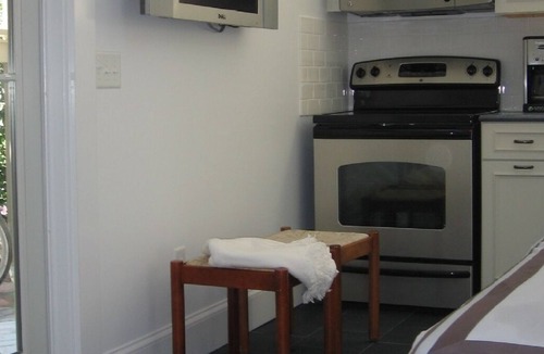 Commercial Street Apartment | Montello Cottage - The Pefect West End Location