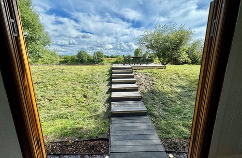 Blaisdon Cottage | MOOFFITCH RIVERVIEW HUT, pet friendly, with hot tub in Gloucester