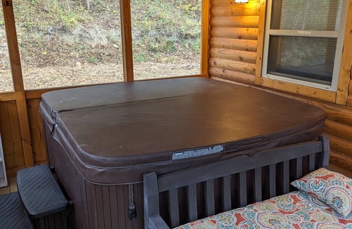 Nelsonville Cabin | Moose Tracks Cabin with Hot Tub on screened in porch!