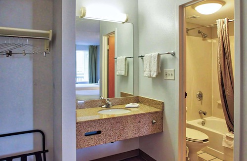 Williamsville Hotel | Motel 6 Buffalo, NY - Airport - Williamsville
