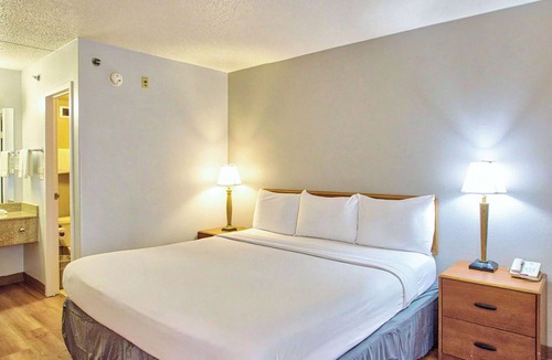 Williamsville Hotel | Motel 6 Buffalo, NY - Airport - Williamsville