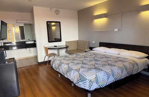 Joliet Hotel | Motel 6 Joliet, IL - I-80