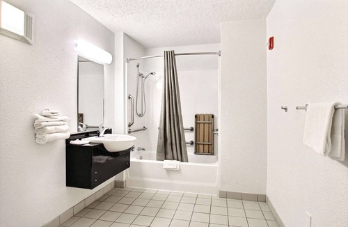 Middleburg Heights Hotel | Motel 6 Middleburg Heights, OH - Cleveland