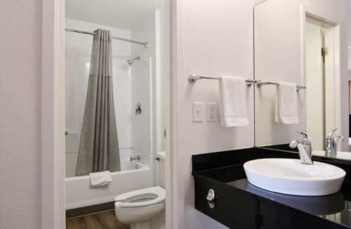 Middleburg Heights Hotel | Motel 6 Middleburg Heights, OH - Cleveland