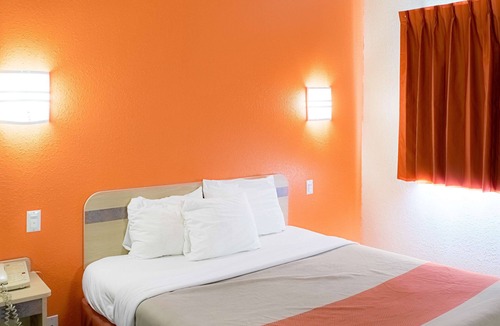 Seymour Hotel | Motel 6 Seymour, IN - North