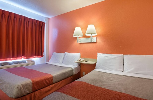 Topeka Hotel | Motel 6 Topeka, KS - Northwest