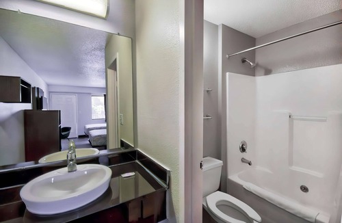 Warren Hotel | Motel 6 Warren, MI - Detroit East