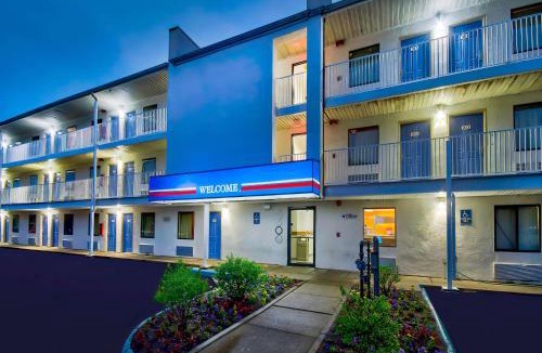 Warren Hotel | Motel 6-Warren, MI - Detroit East