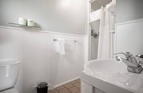 Wellsboro Hotel | Motel King Suite | Ground Floor | 2 mi to Canyon