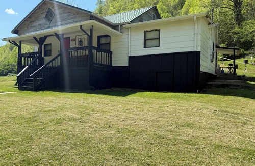 Tyler House | Mountain Home- Hot Tub near Bristol Track & Casino