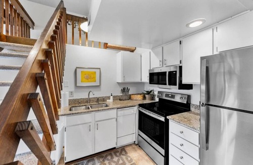 Mount Adams Apartment | Mt. Adams 1BR Great Location! Steps from Monastery
