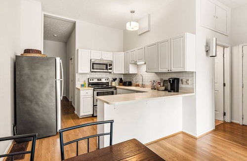 Mount Adams Apartment | Mt. Adams 2BR Great Location! Steps from Monastery
