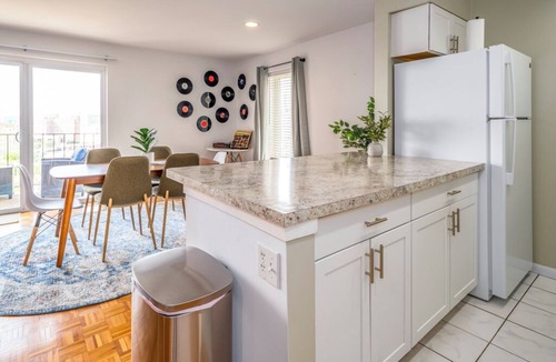Mount Adams Apartment | Mt Adams, Stunning Balcony City View, Free Parking Spot, 3 Lux Beds, Sleeps 7ppl