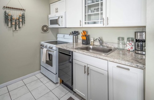 Mount Adams Apartment | Mt Adams, Stunning Balcony City View, Free Parking Spot, 3 Lux Beds, Sleeps 7ppl