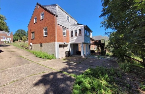 Mount Lebanon House | Mt. Lebo Home, visiting family or going to game on North Shore/walk to trolley!