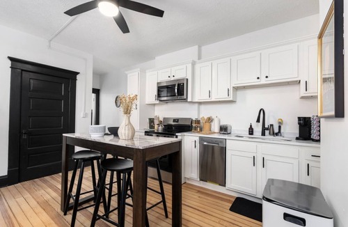 German Village House | MTR Unwind in a Cozy German Village Retreat, Ideal for Small Groups