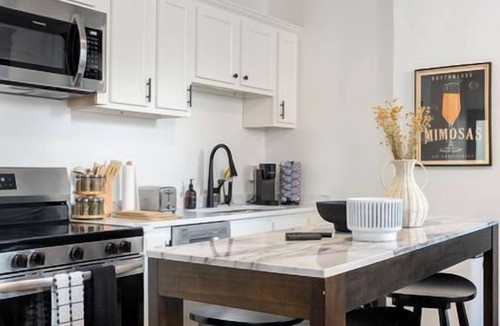 German Village House | MTR Unwind in a Cozy German Village Retreat, Ideal for Small Groups