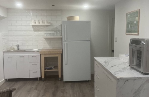 Tisbury Apartment | MV Modern Queen 1BR and Qu. sofa bed private bedroom apartment sleeps 4 to 6