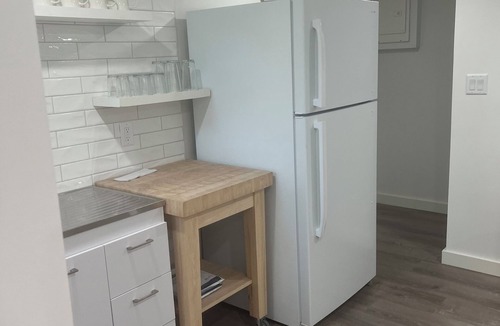 Tisbury Apartment | MV Modern Queen 1BR and Qu. sofa bed private bedroom apartment sleeps 4 to 6