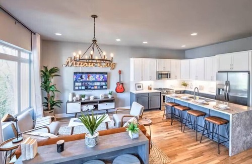 Haynes Area House | Nashville Skyline View with a Rooftop Deck that Sleeps 12 People