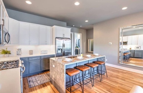 Haynes Area House | Nashville Skyline View with a Rooftop Deck that Sleeps 12 People