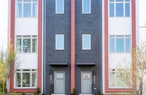 Haynes Area House | Nashville Skyline View with a Rooftop Deck that Sleeps 12 People