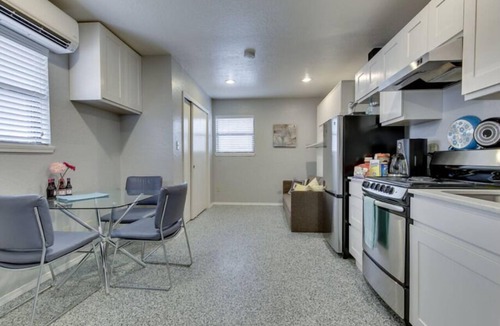 Business District Apartment | [NE 5th G]Near to OUHSC Hospitals-Garage Studio, In a newly renovated house.