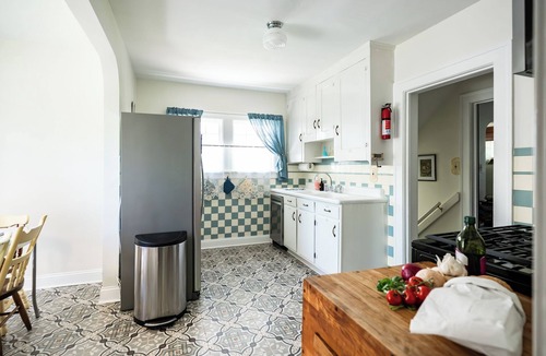 Cleveland House | Near Cleveland King Bed Soaking Tub Hulu Fast WiFi Remote Work Ready