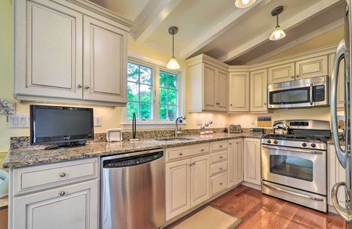 Hyannis Port Cottage | Near Craigville Beach & Main St! Sunny Cottage