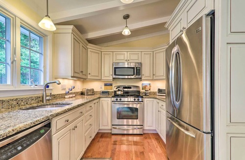 Hyannis Port Cottage | Near Craigville Beach & Main St! Sunny Cottage