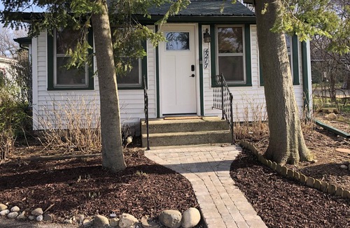 Delavan Lake House | Near lakefront 2 bed cozy cottage Pet friendly Quiet family respite modern clean
