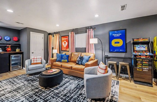The Gate House | Near SLU/Downtown-Hot Tub + Games + Secure Parking