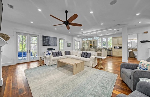 Forest District House | Nestled in Watercolor, golf Cart & Bikes Included! club access! Relax in style!