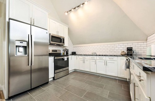 Point Breeze North Apartment | Netflix+FREE Parking Near Hospitals|Food|Shopping