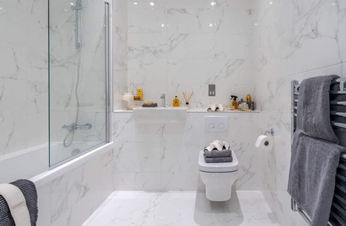 Chilworth Apartment | New 1 bed interior designed apartment, 55 mins to London