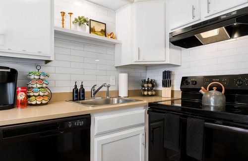 Royal Oak Apartment | New! 1BR Corner Flat | King Bd | Central Royal Oak