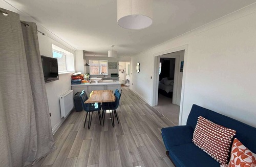 Honiton House | New 2BR Open Plan Bungalow With Free Parking