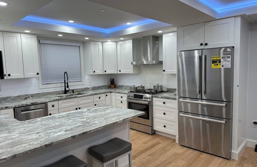 Winter Hill Apartment | New 3-bdrm 3.5 bath luxury apt with laundry, AC, games, EV charger in Somerville