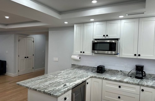 Winter Hill Apartment | New 3-bdrm 3.5 bath luxury apt with laundry, AC, games, EV charger in Somerville