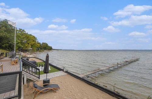 Traverse City House | NEW Bay Shore Retreat Mins to Downtown TC 7345