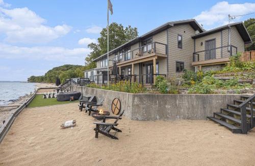 Traverse City House | NEW Bay Shore Retreat Mins to Downtown TC 7345