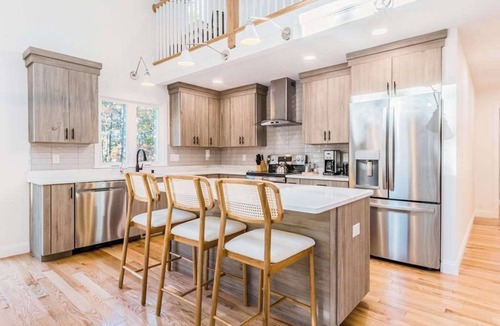 Wellfleet House | New-build retreat with furnished deck, fireplace, & washer/dryer - near beaches